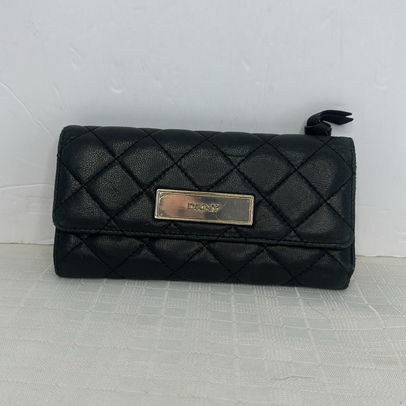 DKNY quilted leather handbag and wallet set. - Picture 13 of 17